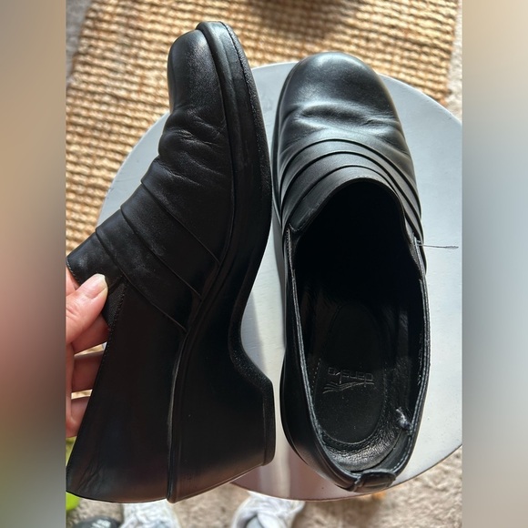 Dansko Black Leather Mules With Cushioned Comfort - Picture 12 of 12